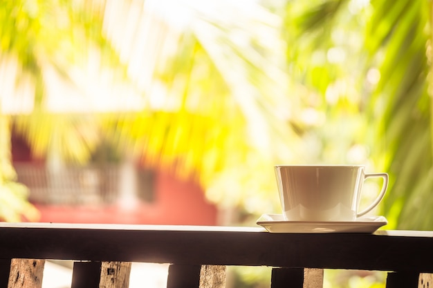 Copo de café branco ao redor do pátio ao ar livre