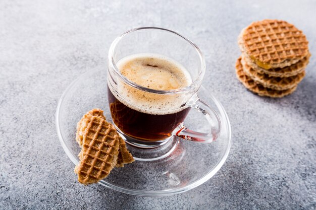 Copo de café com biscoitos de syrupwaffles