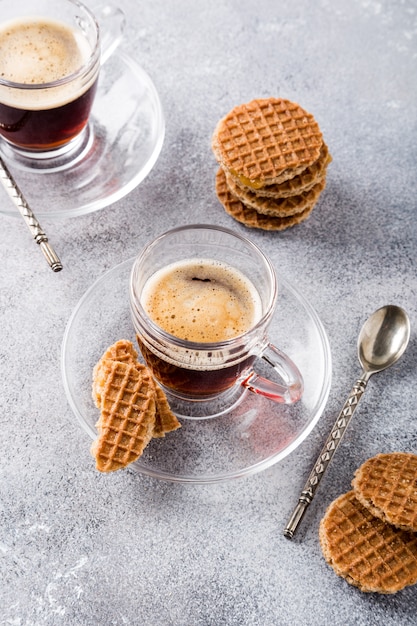 Copo de café com biscoitos de syrupwaffles