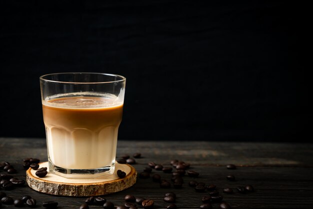 copo de café com leite, café com leite no fundo de madeira