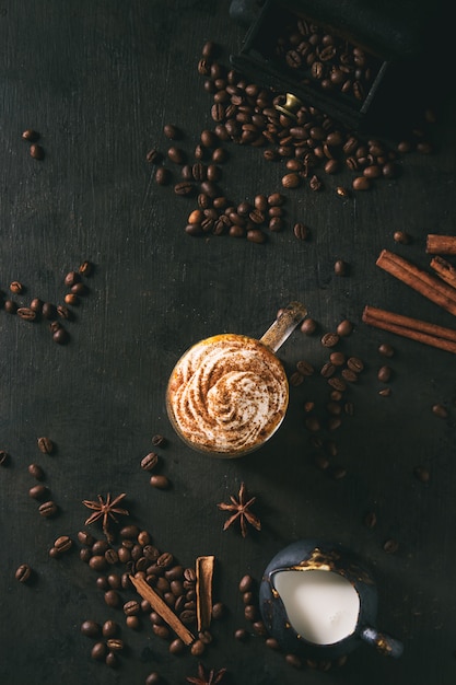 Copo de café com leite de abóbora