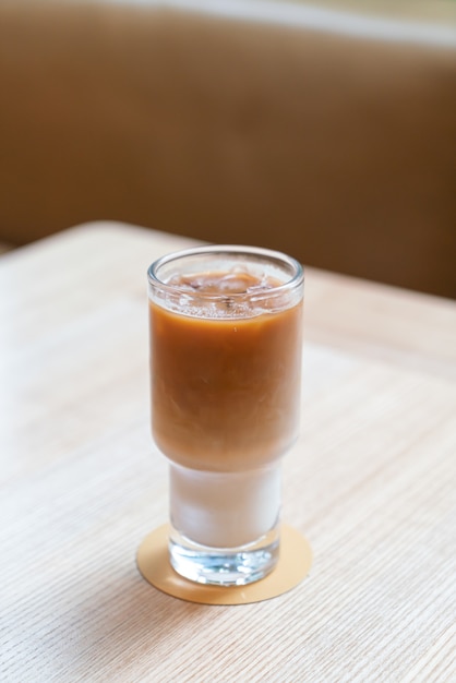 Copo de café com leite gelado em cafeteria e restaurante