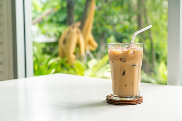 copo de café com leite gelado na mesa no café café