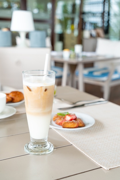 copo de café com leite na mesa no café restaurante