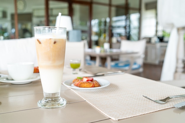 copo de café com leite na mesa no café restaurante