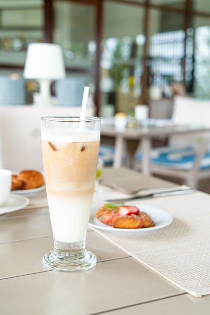 copo de café com leite na mesa no restaurante café