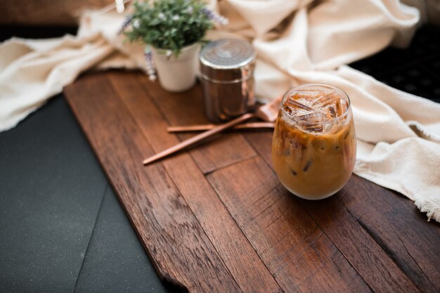 Copo de café com leite na mesa