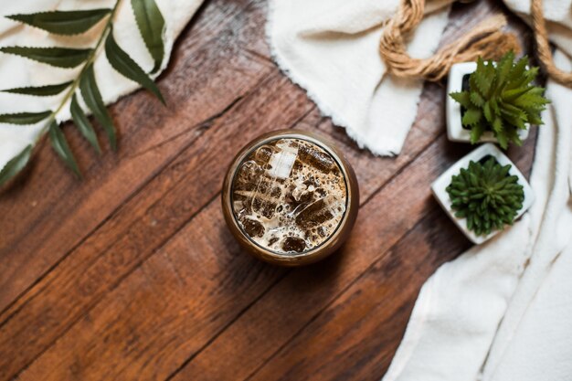 Copo de café com leite na mesa