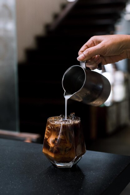 Copo de café com leite na mesa