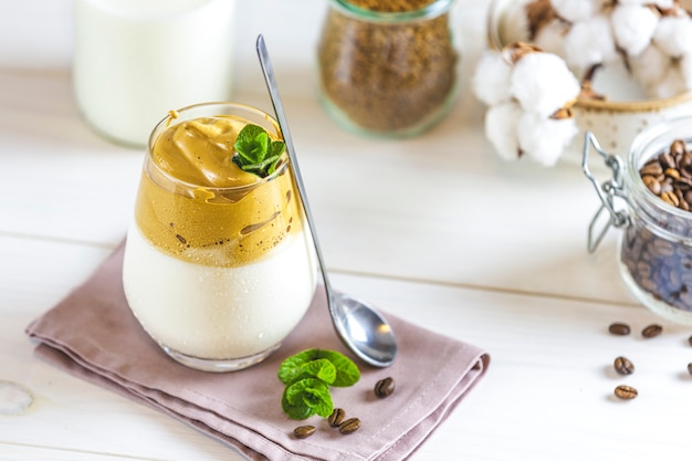 Copo de café Dalgona gelado, café batido cremoso e fofo na moda