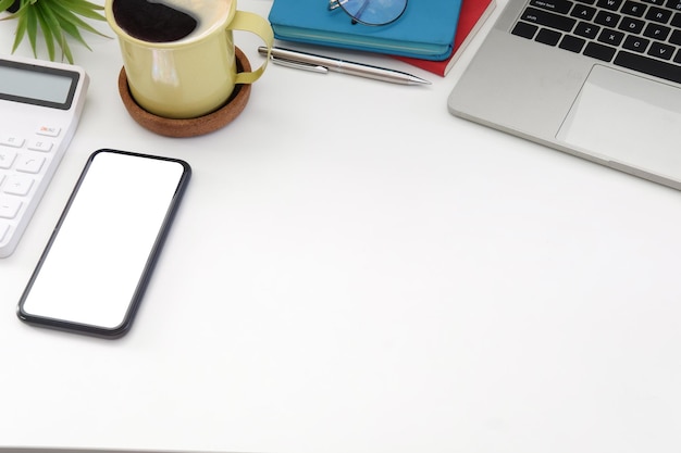 Copo de café de calculadora de telefone inteligente de maquete e fone de ouvido sem fio na mesa de escritório branca x9