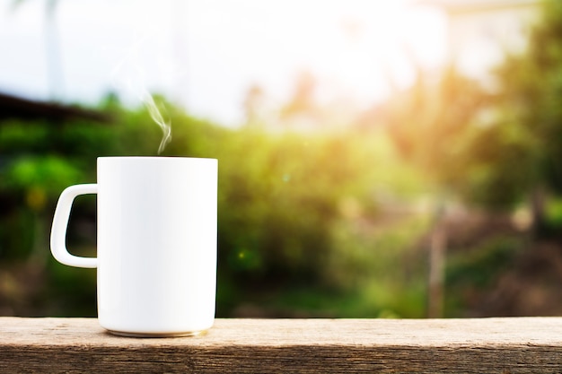 Copo de café de cerâmica branca de manhã.