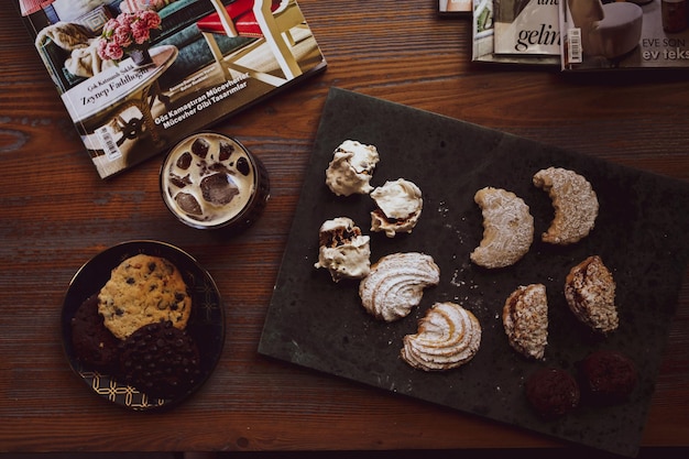 Copo de café de filtro com deliciosos biscoitos