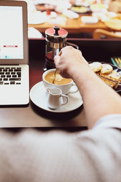 Copo de café de filtro com deliciosos biscoitos