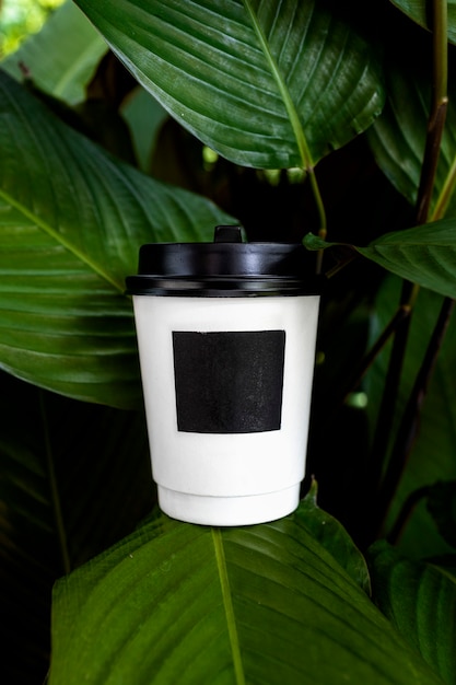 Copo de café de papel branco na bela natureza