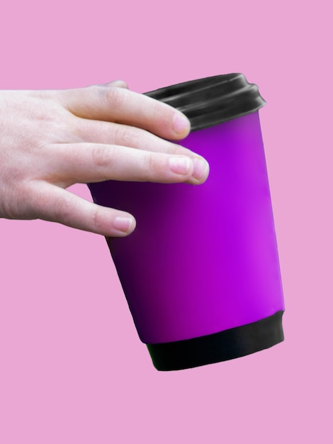 Copo de café de papel de cor com design simples e plano em fundo colorido e elegante