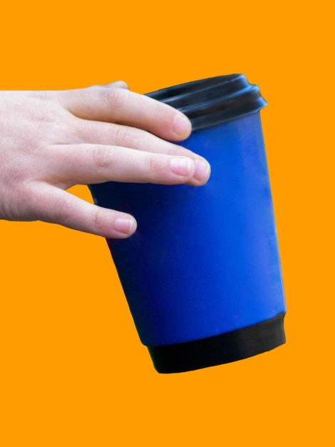 Copo de café de papel de cor com design simples e plano em fundo colorido e elegante
