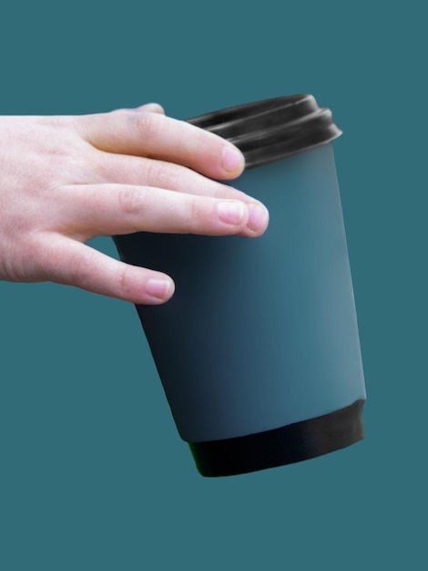 Copo de café de papel de cor com design simples e plano em fundo colorido e elegante