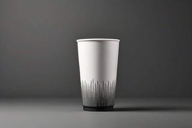 Copo de café de plástico alto com um design de embalagem premium com cores pretas e brancas
