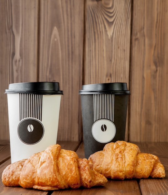 Copo de café e croissants de papel