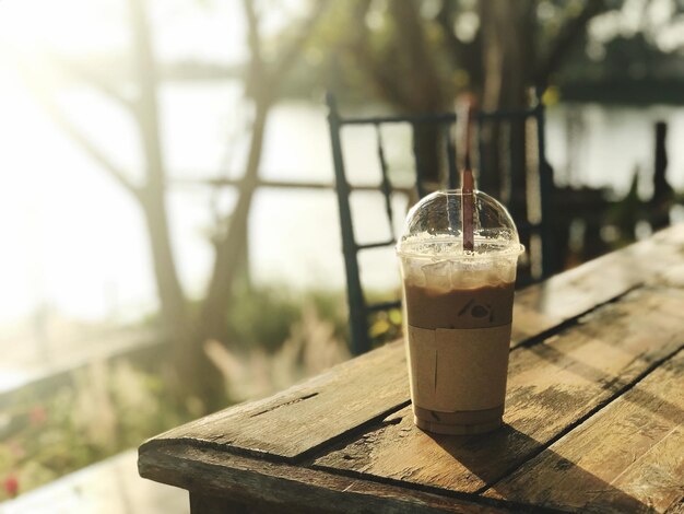 Foto copo de café em close-up na mesa com luz solar