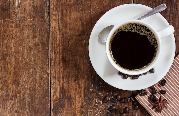 Copo de café em fundo de mesa de madeira