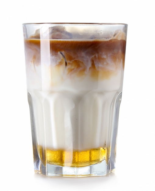 Copo de café gelado com calda isolado no branco