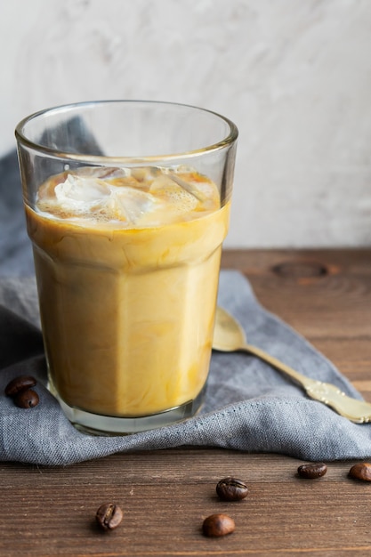 Copo de café gelado com gelo e leite