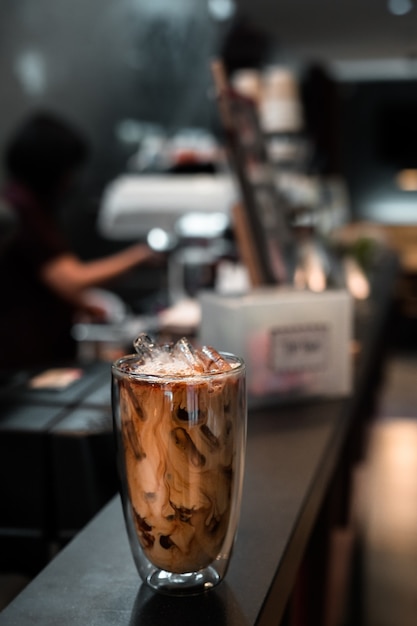 Copo de café gelado com leite na mesa