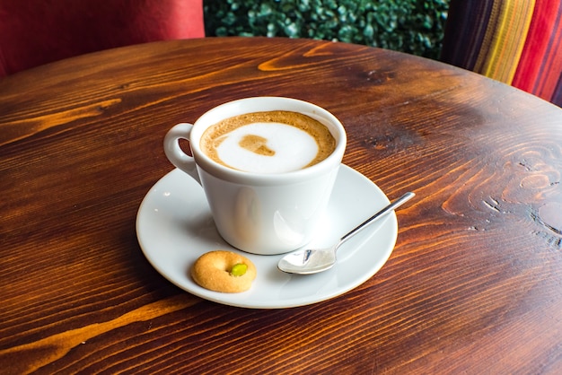 Copo de café macchiato com caramelo quente