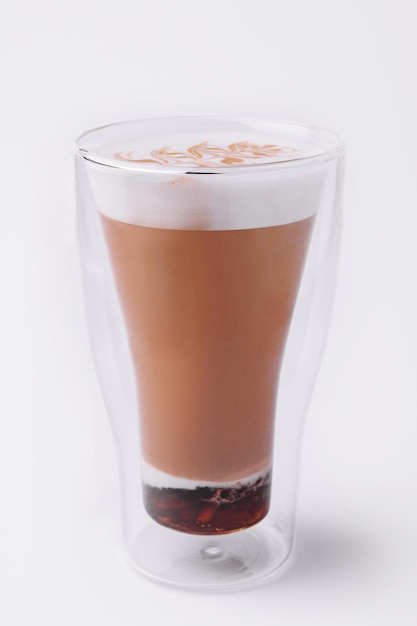 Copo de café macchiato com espuma de creme