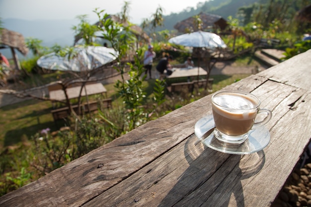 Foto copo de café no deck de madeira