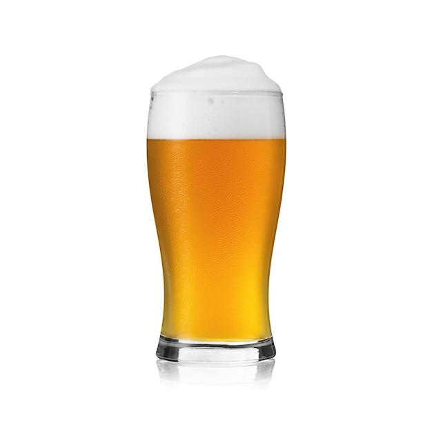 Copo de cerveja com coroa de espuma de cerveja e recorte de cervejaria de álcool de festa de orvalho de gota de água fresca em fundo branco
