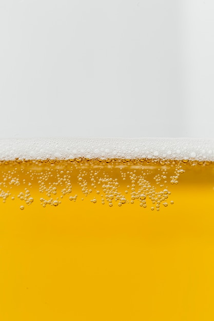 Foto copo de cerveja com espuma de close-up
