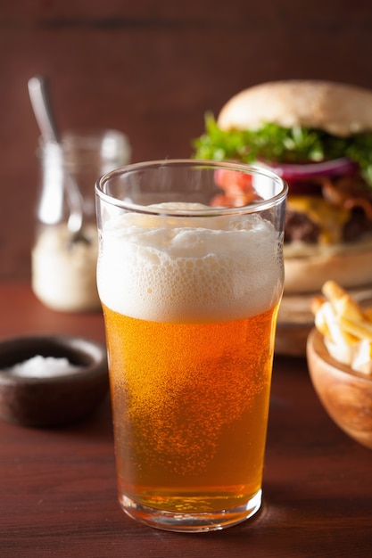 Copo de cerveja da Índia pale ale cerveja e fastfood