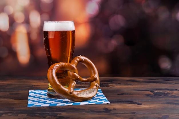 Copo de cerveja e pretzel