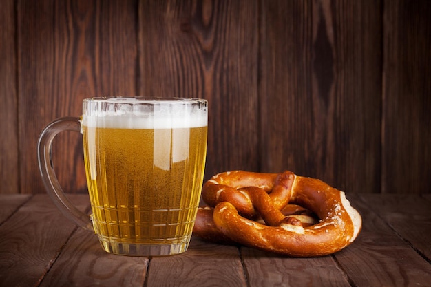 Copo de cerveja e pretzel