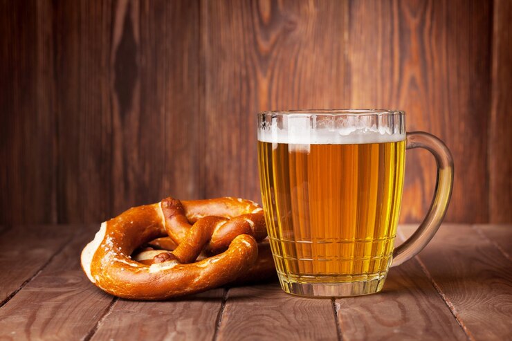 Foto copo de cerveja e pretzel