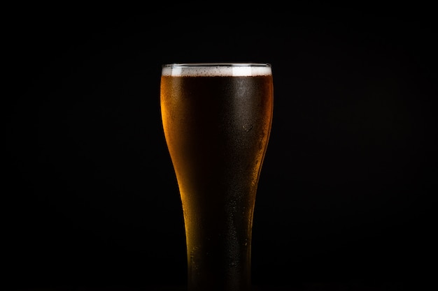 Copo de cerveja em fundo escuro