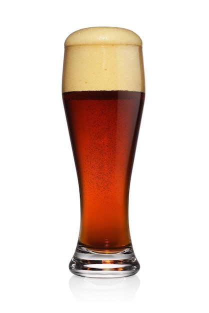 Copo de cerveja escura marrom isolado em um branco