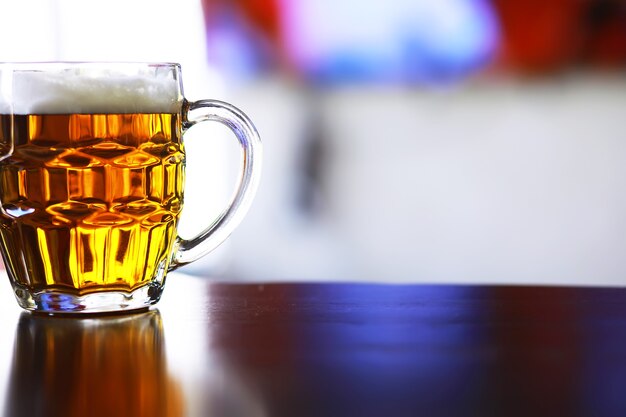 Copo de cerveja fresca em uma mesa de madeira. caneca de cerveja lager na mesa de pedra. vista superior com espaço de cópia