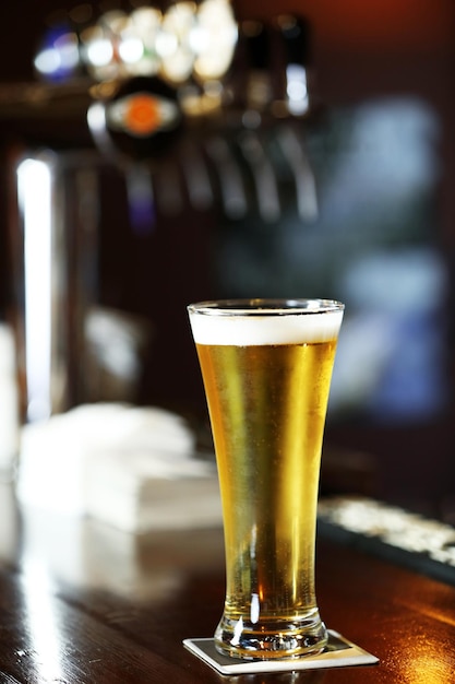 Foto copo de cerveja gelada no bar ou no balcão do bar