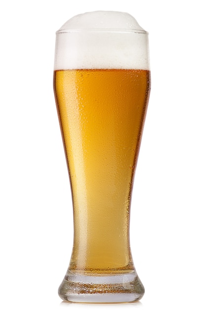 Copo de cerveja isolado no branco