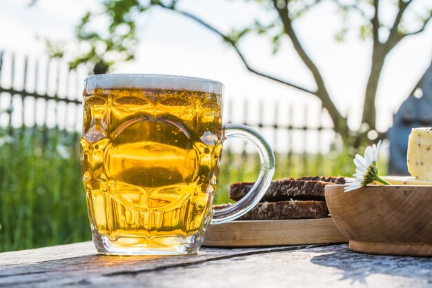 Copo de cerveja light com queijo e pão de centeio