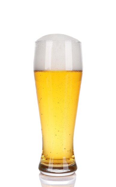 Copo de cerveja light isolado no branco