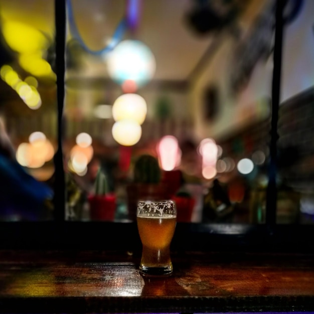 Foto copo de cerveja na mesa do bar