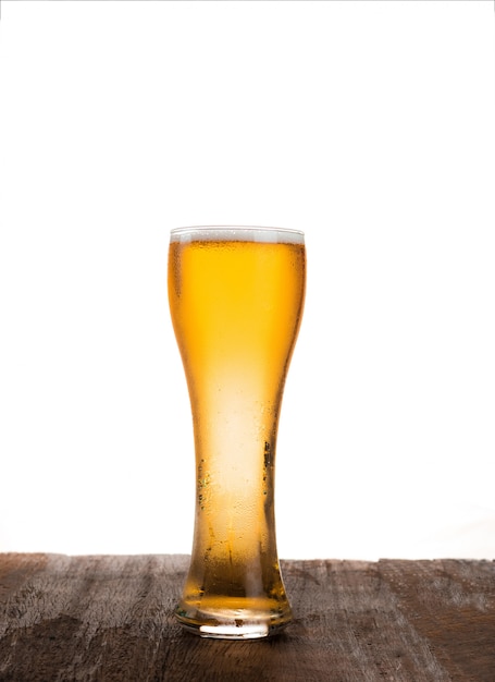 Foto copo de cerveja no fundo branco