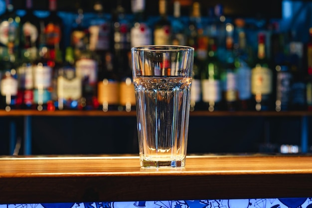 Copo de cerveja vazio em um balcão de bar de madeira