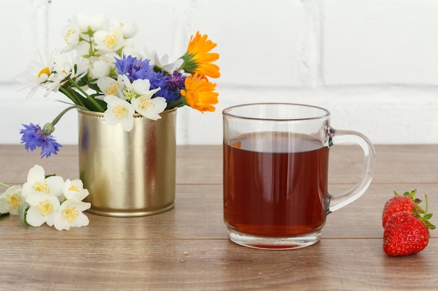 Copo de chá com flores de jasmim branco