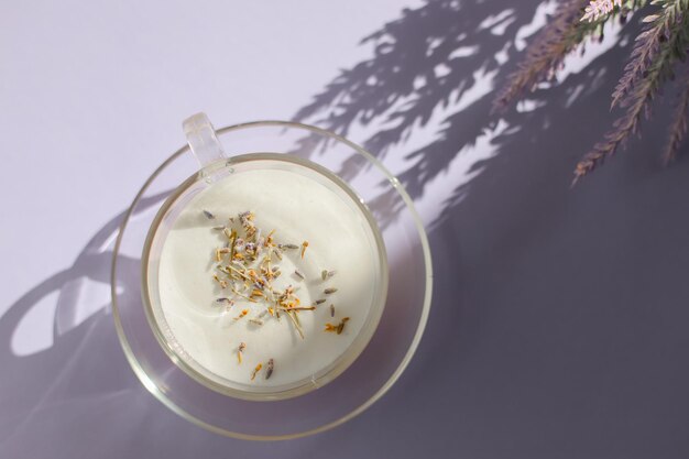 Foto copo de chá de lavanda com espuma de leite com sombras